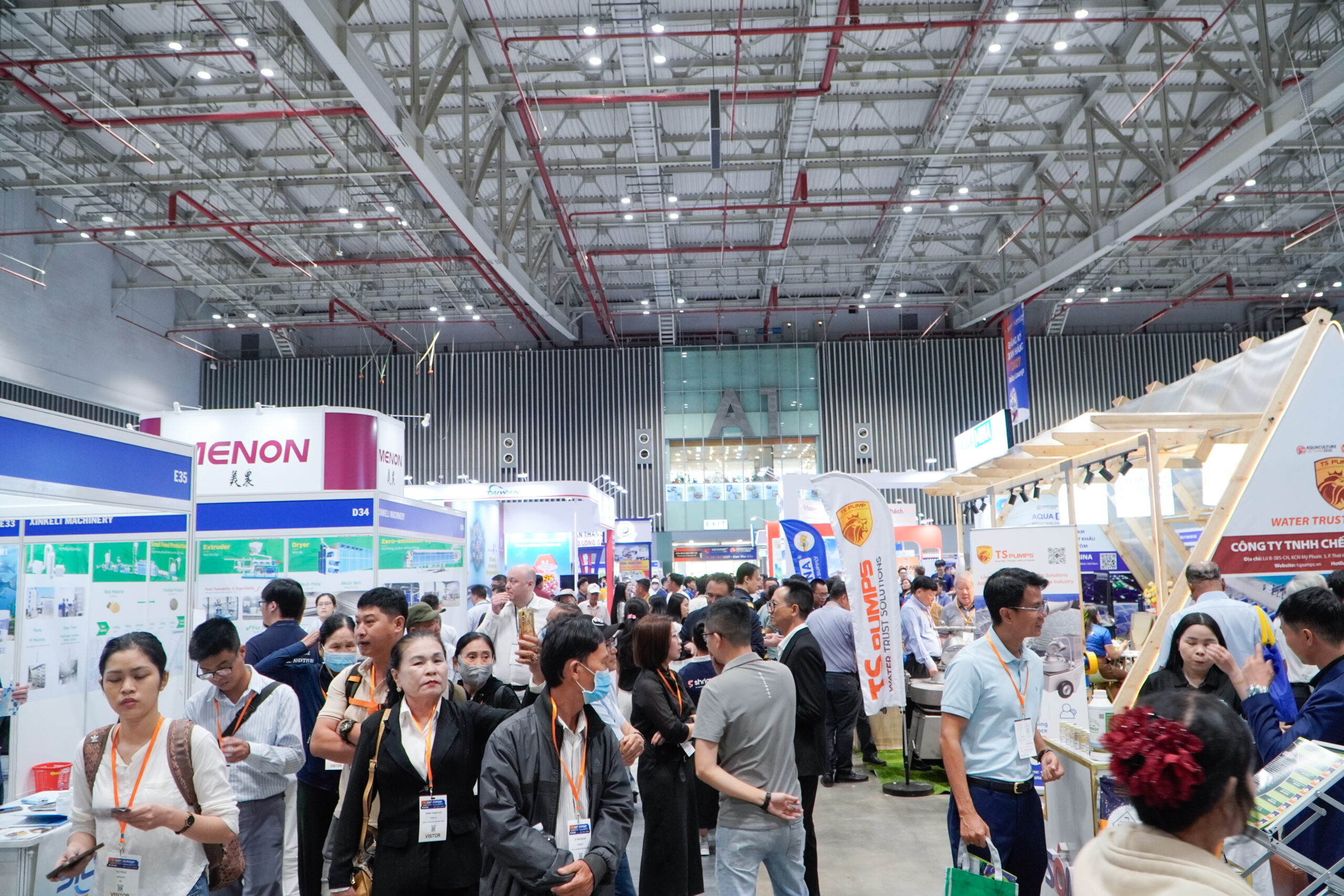 Vietshrimp 2026 thu hút đông đảo khách hàng trong và ngoài nước đến tham quan.