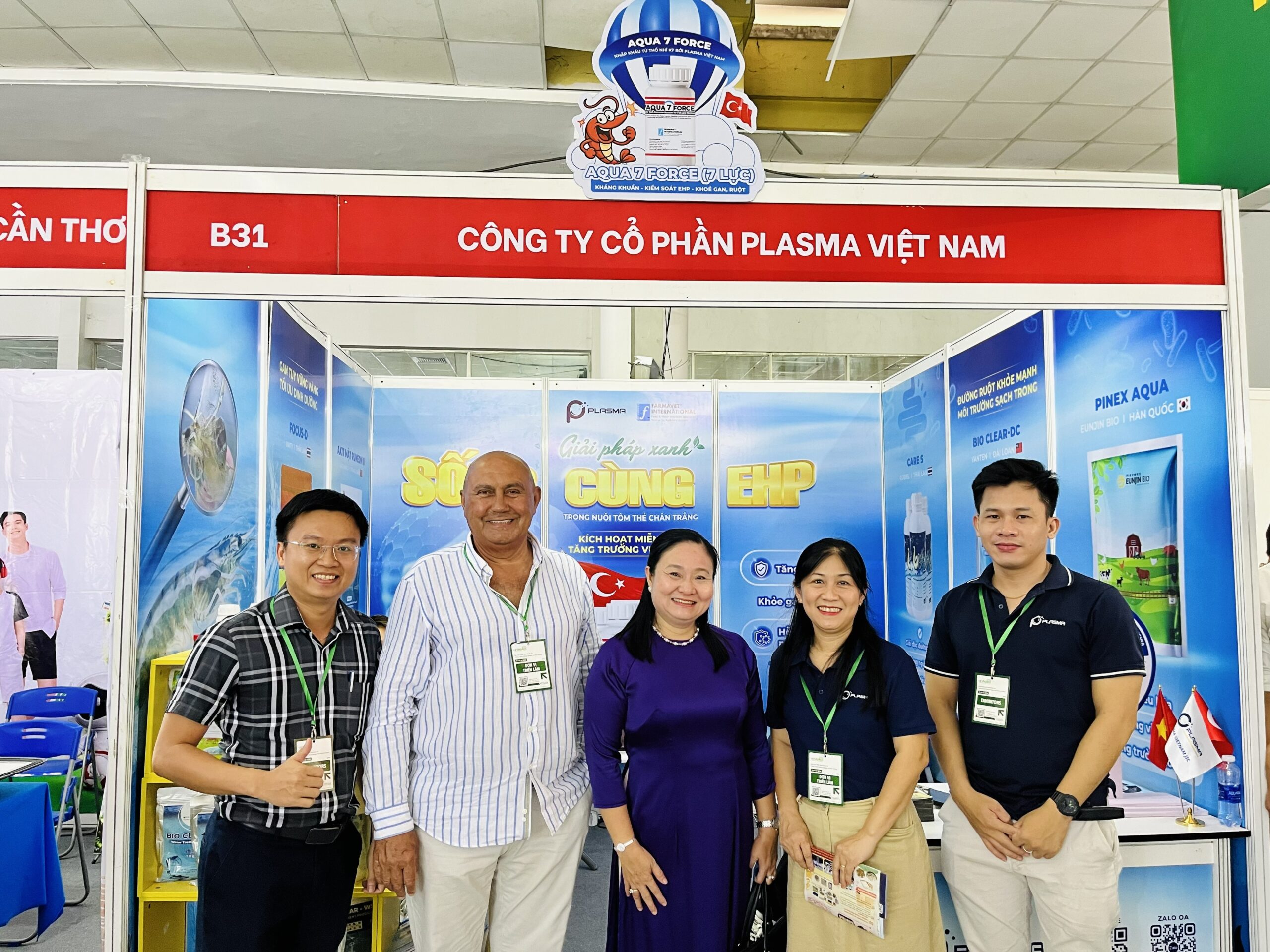 Ông Ercan Petekkaya - Đại diện phía Nhà cung cấp Farmavet (đứng thứ 2 từ trái sang) cùng Plasma tham gia hội chợ VietAgros 2026.