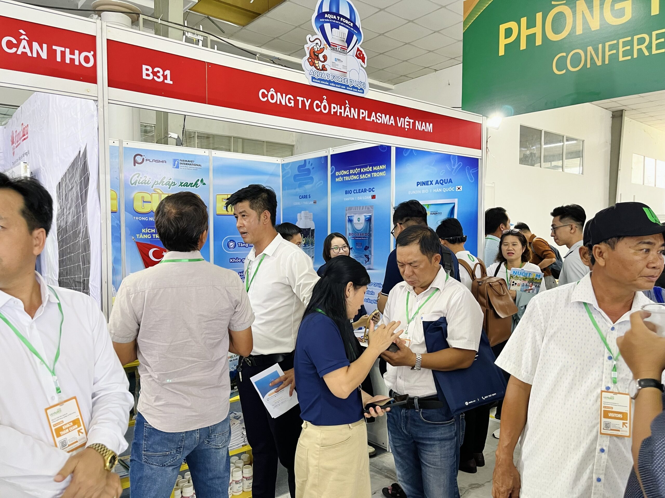 Gian hàng Plasma Việt Nam được đông đảo khách hàng ghé thăm.